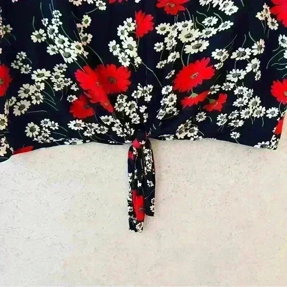 MADEWELL HILLSIDE DAISES WOMENS TIE FRONT TOP  DEEP INDIGO. V NECK, SHORT SLEEVE - Picture 5 of 9